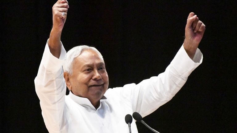 बिहार में नीतीश की घट रही लोकप्रियता, क्या वे थोपे जा रहे या अभी भी हैं दुलारे? NewsTak