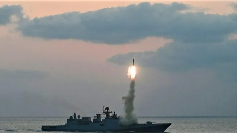 Pahalgam Attack के बाद भारतीय नौसेना के इस वीडियो से पाकिस्तान में मचा हड़कंप!...जारी किया लाइव-फायर अलर्ट, देखें वीडियो NewsTak