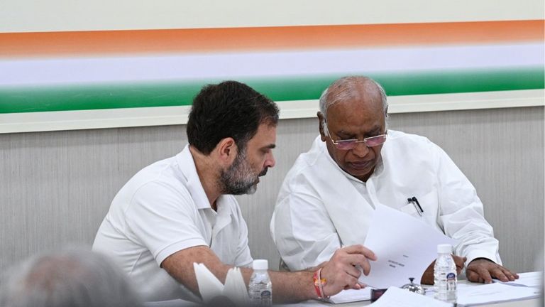 Pahalgam Attack: कांग्रेस नेताओं की बयानबाजी पर भड़के राहुल गांधी और खड़गे ! पार्टी ने इन बयानों को निजी बताया NewsTak