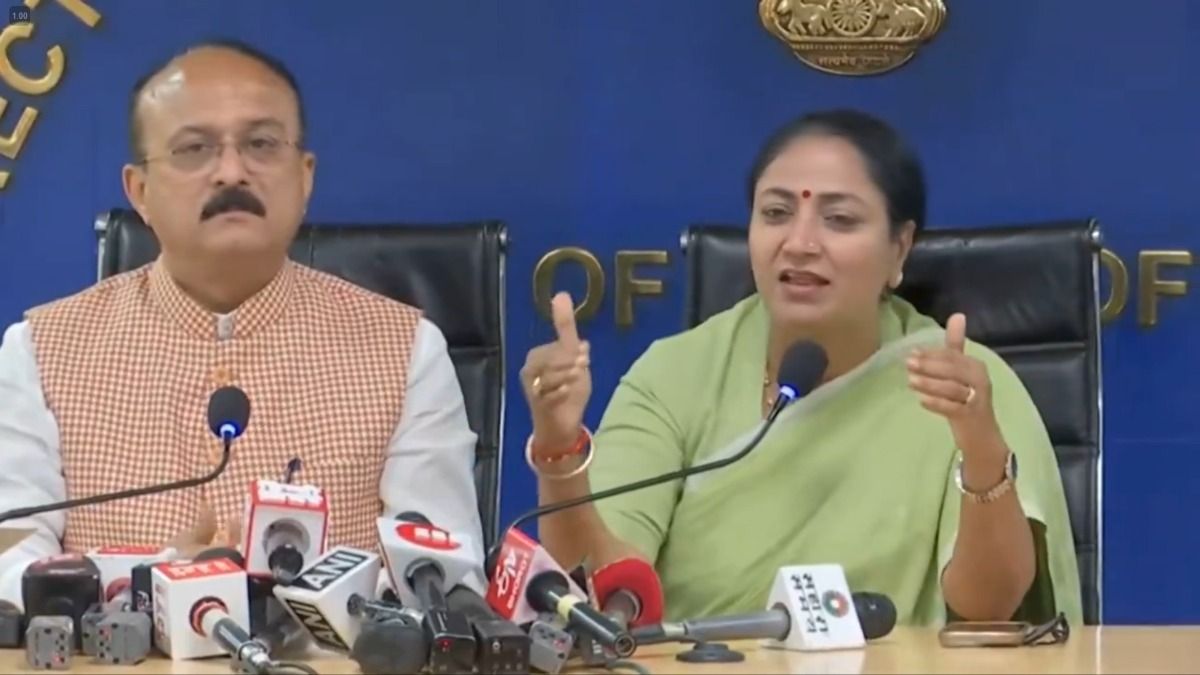 प्रेस कांफ्रेंस में जानकारी देती दिल्ली की मुख्यमंत्री रेखा गुप्ता