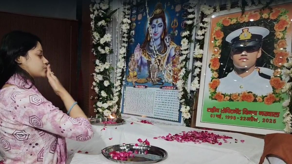 शादी के 7 दिन बाद शहीद हुए विनय...श्रद्धांजलि सभा में पत्नी हिमांशी ने रोते-रोते किया सैल्यूट! तस्वीर: स्क्रीनग्रैब