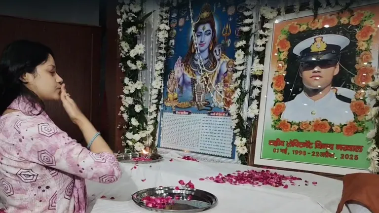 शादी के 7 दिन बाद शहीद हुए विनय...श्रद्धांजलि सभा में पत्नी हिमांशी ने रोते-रोते किया सैल्यूट! तस्वीर: स्क्रीनग्रैब