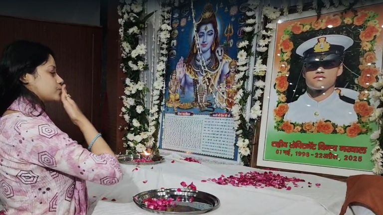 शादी के 7 दिन बाद शहीद हुए विनय...श्रद्धांजलि सभा में पत्नी हिमांशी ने रोते-रोते किया सैल्यूट! तस्वीर: स्क्रीनग्रैब