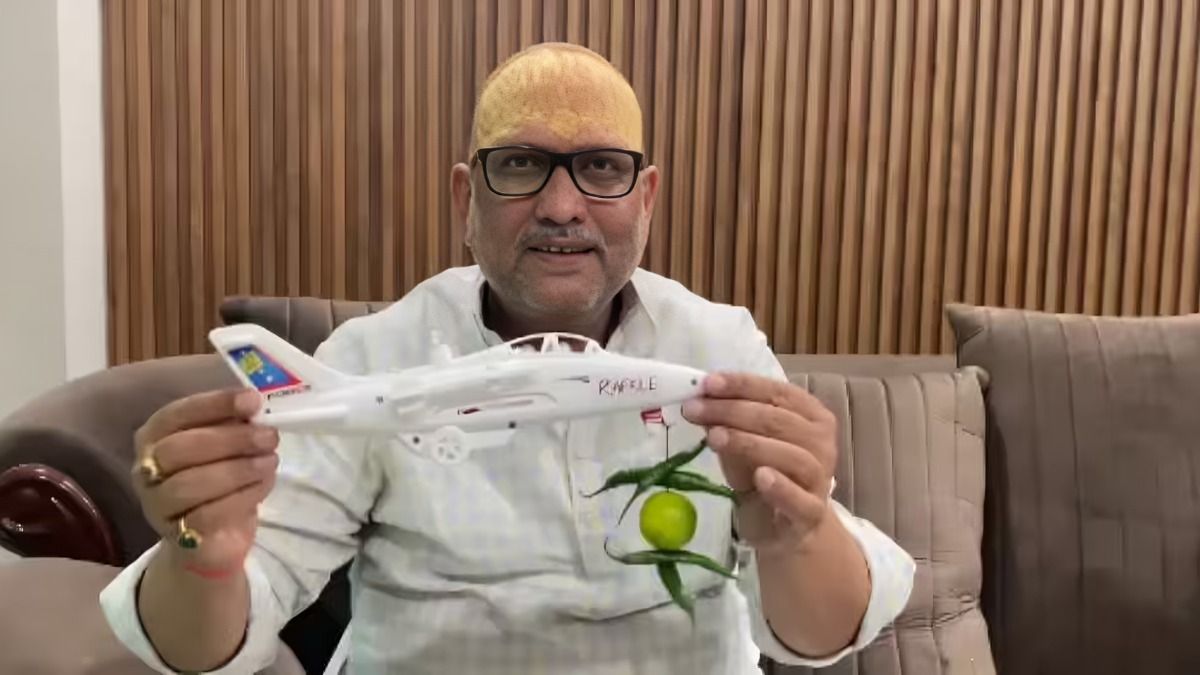 प्लेन के मॉडल पर नींबू-मिर्च लटकाकर अजय राय ने केंद्र सरकार पर कसा तंज, पूछा-पहलगाम हमले का जवाब कब देगी सरकार? तस्वीर: इंडिया टुडे