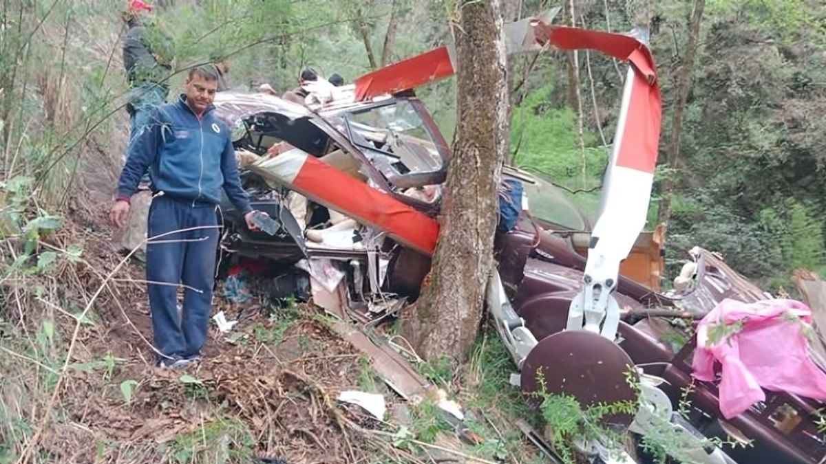 Uttarakhand helicopter crash: उत्तरकाशी में दर्दनाक हादसा, 200 फीट खाई में गिरा हेलीकॉप्टर, पायलट समेत 6 की मौत उत्तरकाशी में गंगनानी के पास एक हेलिकॉप्टर दुर्घटनाग्रस्त हो गया.