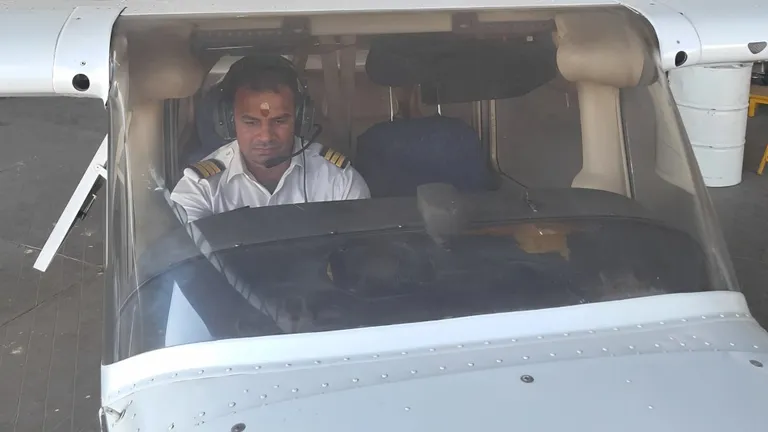 तेज प्रताप यादव को जब कहा गया रेडियो ऑपरेटर, तो जेट में बैठ कर पीएम से मांगा जंग में जाने की इजाजत Bihar News, Bihar latest News, Tej Pratap Yadav news, Operation Sindoor latest, Pakistan India conflict 2025, Tej Pratap pilot license, Tej Pratap viral post