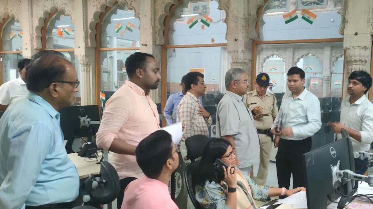 India-Pakistan तनाव के बीच MP में प्रशासन ने बुलाई आपातकालीन बैठक...अलर्ट जारी करने के साथ ही लिए कई बड़े फैसले! NewsTak