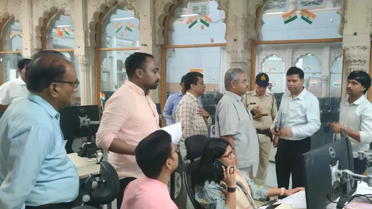 India-Pakistan तनाव के बीच MP में प्रशासन ने बुलाई आपातकालीन बैठक...अलर्ट जारी करने के साथ ही लिए कई बड़े फैसले! NewsTak