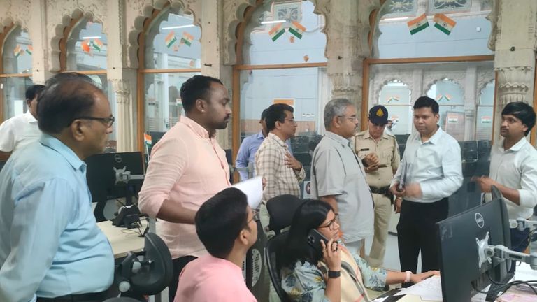 India-Pakistan तनाव के बीच MP में प्रशासन ने बुलाई आपातकालीन बैठक...अलर्ट जारी करने के साथ ही लिए कई बड़े फैसले! NewsTak