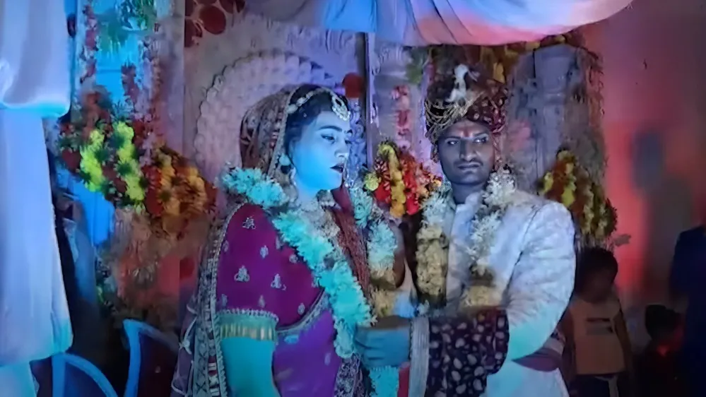 दूल्हे त्यागी यादव के साथ दुल्हन प्रिया कुमारी