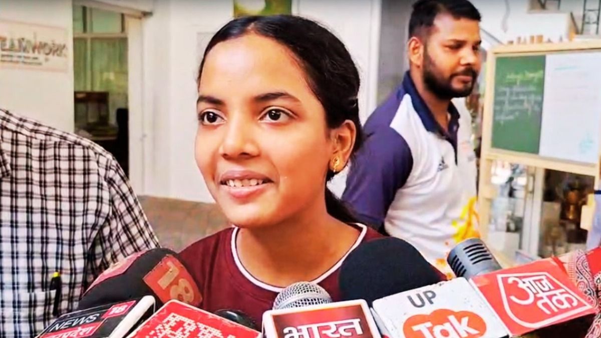 CBSE 12th टॉपर 2025: अयोध्या की ओजस्वी वेद ने CBSE 12वीं में रचा इतिहास, 99% अंकों के साथ बनीं जिला टॉपर NewsTak