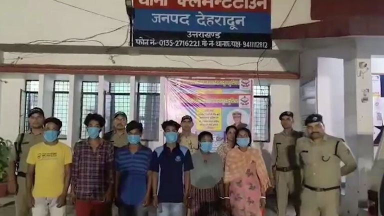 देहरादून पुलिस की बड़ी कार्रवाई, क्लेमन्टाउन से 5 बांग्लादेशी गिरफ्तार, फर्जी दस्तावेज और आधार कार्ड भी बरामद! पुलिस की गिरफ्त में आरोपी (तस्वीर: स्क्रीनग्रैब)