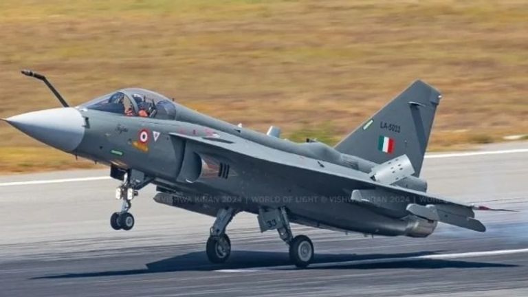 सीमा पर गरजने के लिए भारतीय वायुसेना को इस साल मिलेंगे 12 घातक तेजस लड़ाकू विमान NewsTak