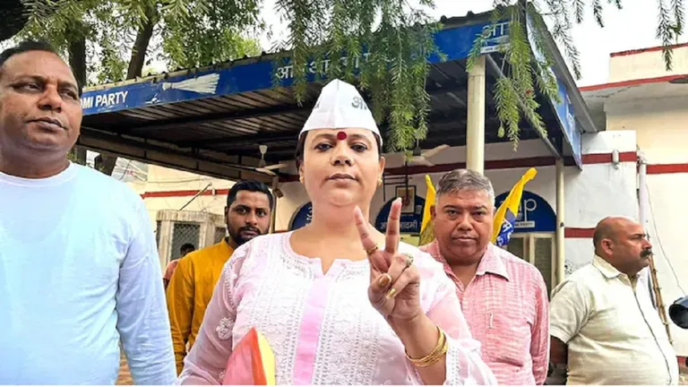दिल्ली: नहीं थम रहीं AAP की मुश्किलें, पार्टी की इकलौती किन्नर पार्षद ने इस्तीफा दे तगड़ा झटका दिया NewsTak