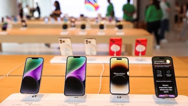 भारत में Apple का बड़ा दांव, ट्रंप को नजरअंदाज कर iPhone बनाने वाली Foxconn का भारत में ₹12,800 करोड़ निवेश NewsTak