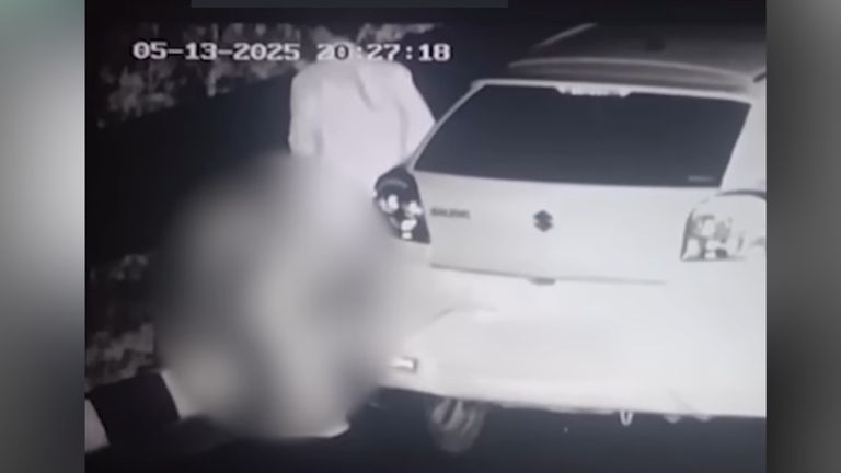 दिल्ली-मुंबई एक्सप्रेसवे पर नेता जी महिला के साथ बिताने लगे अतरंग पल, CCTV में हुआ रिकॉर्ड, FIR दर्ज तस्वीर: स्क्रीनग्रैब