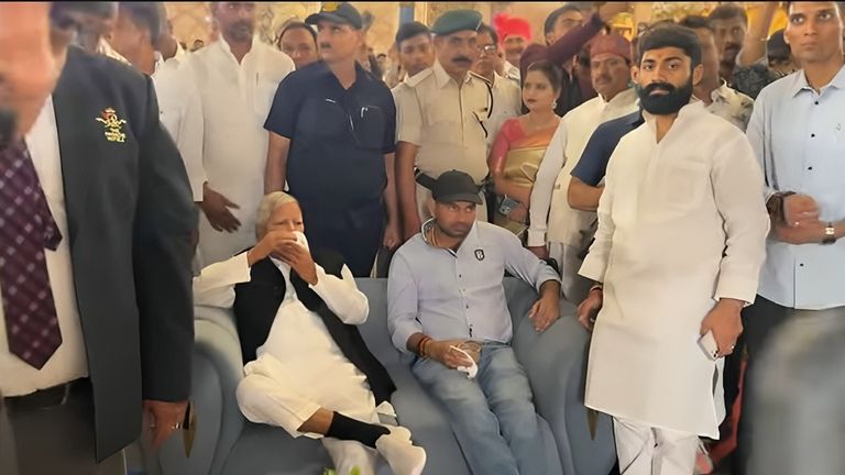 तेज प्रताप यादव की इस तस्वीर को बताया जा रहा लेटेस्ट, कहां गए थे लालू यादव के साथ? Tej Pratap Viral News, Tej Pratap Latest News, Tej Pratap Yadav news, Lalu Yadav expels son, RJD controversy, Anushka Yadav viral post, Bihar political drama, Tej Pratap Maldives trip