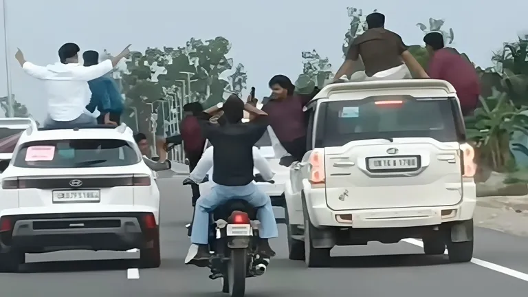देहरादून की सड़कों पर बारातियों को हुड़दंग करना पड़ा महंगा, पुलिस ने 5 वाहनों को किया सीज तस्वीर: स्क्रीनग्रैब