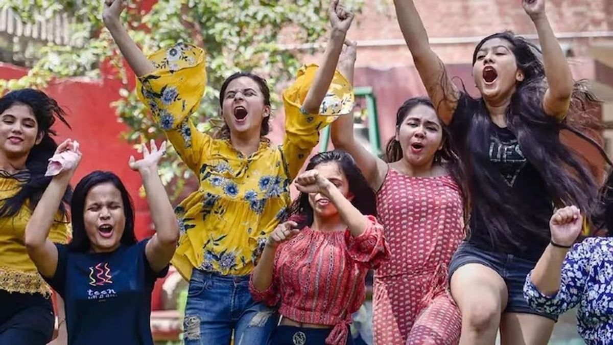 Jharkhand Board 10th Topper List: झारखंड में फिर बेटियों ने मारी बाजी, इंदिरा गांधी बालिका हाईस्कूल ने दिया गजब का रिजल्ट NewsTak