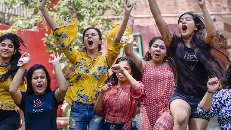 Jharkhand Board 10th Topper List: झारखंड में फिर बेटियों ने मारी बाजी, इंदिरा गांधी बालिका हाईस्कूल ने दिया गजब का रिजल्ट NewsTak