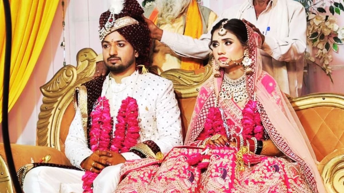 MP में चलती ट्रेन में उल्टियां कर रही थी शिवानी, पति से हुई एक चूक और हो गया बड़ा हादसा mobile torch search, running train mishap, vomiting accident train, Shivani Vikas Joshi, पति-पत्नी हादसा, चलती ट्रेन में उल्टी