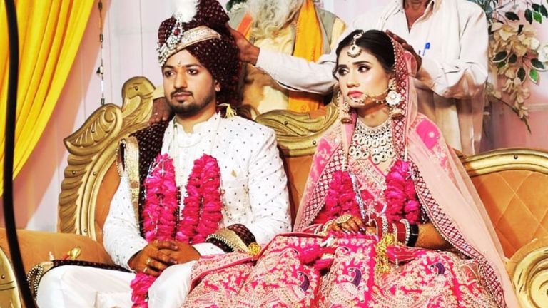 MP में चलती ट्रेन में उल्टियां कर रही थी शिवानी, पति से हुई एक चूक और हो गया बड़ा हादसा mobile torch search, running train mishap, vomiting accident train, Shivani Vikas Joshi, पति-पत्नी हादसा, चलती ट्रेन में उल्टी