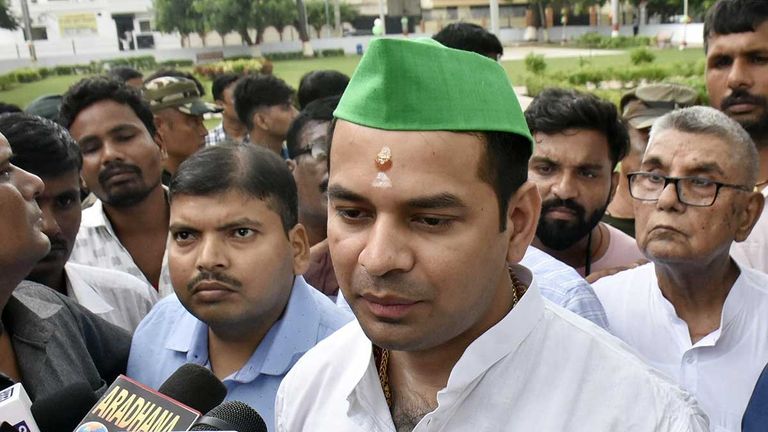 RJD से निकाले जाने के बाद तेज प्रताप यादव ने पहली बार तोड़ी चुप्पी, PM मोदी और CM नीतीश के लिए कह दी ये बड़ी बात tej pratap yadav news