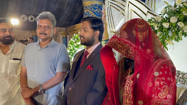 Khan Sir की दुल्हनिया की पहली झलक आई सामने, रिसेप्शन में ऐसे दिखीं 'मिसेज खान', देखें ये खास तस्वीरें! khan-sir-wife-photo-viral