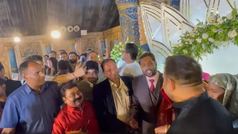 Khan Sir के रिसेप्शन में Tejashwi Yadav ने ऐसा क्या गिफ्ट दिया कि हर कोई देखता रह गया, वीडियो हुआ वायरल Khan Sir Reception