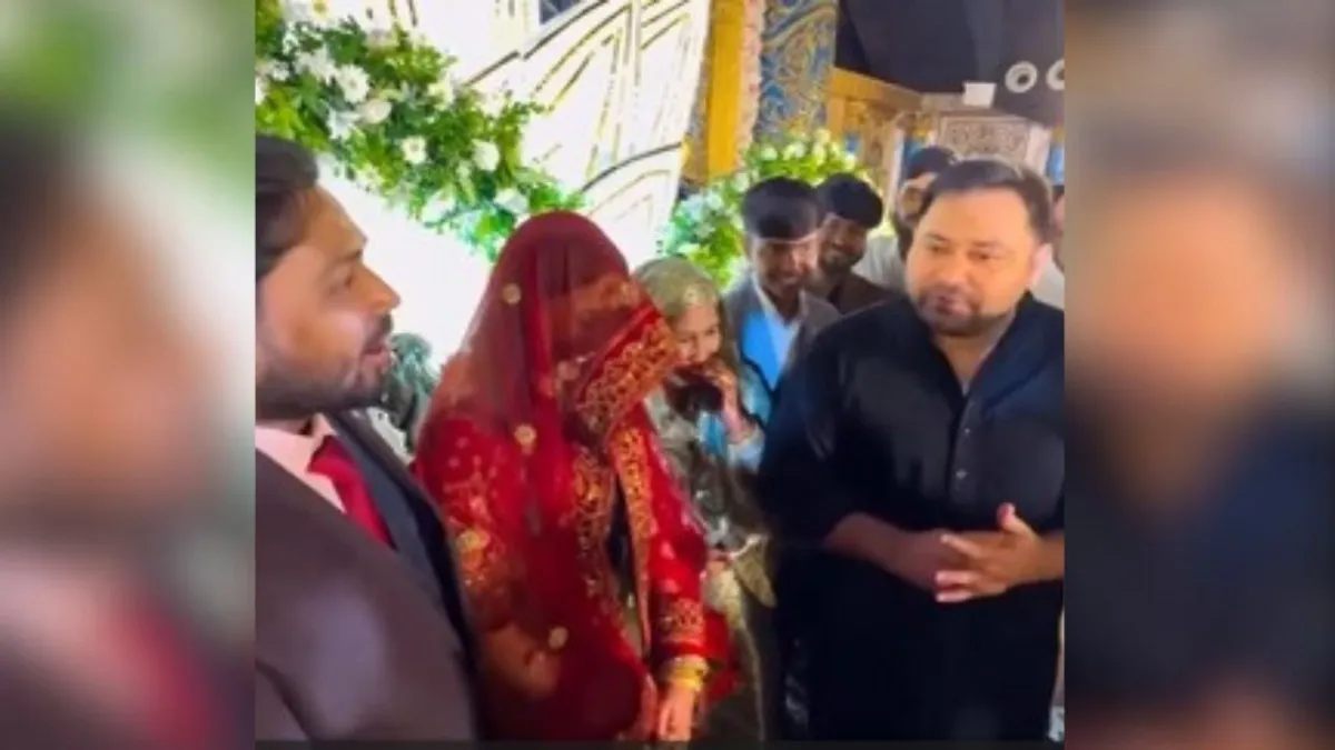 खान सर से तेजस्वी यादव ने पूछा- "कब था ब्याह", जवाब कुछ मिला ऐसा की वीडियो हो गया वायरल खान सर और तेजस्वी यादव का वायरल वीडियो रिसेप्शन पार्टी में बातचीत करते हुए