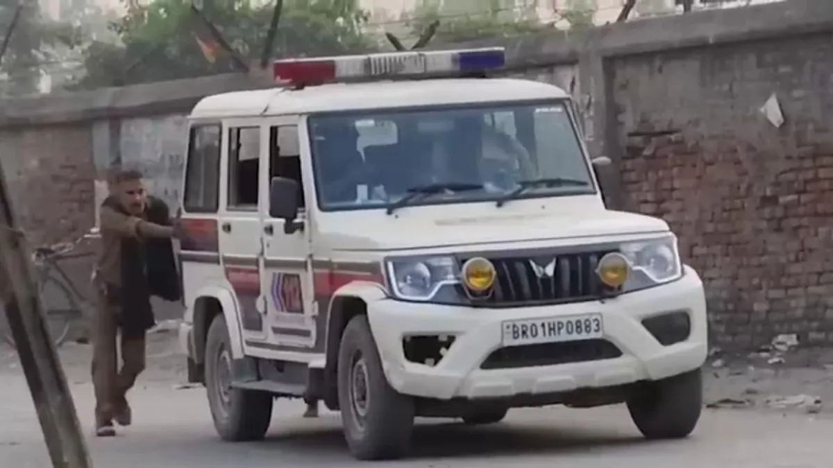 बिहार पुलिस की डायल 112 गाड़ी को धक्का देते पुलिसकर्मी, वीडियो वायरल