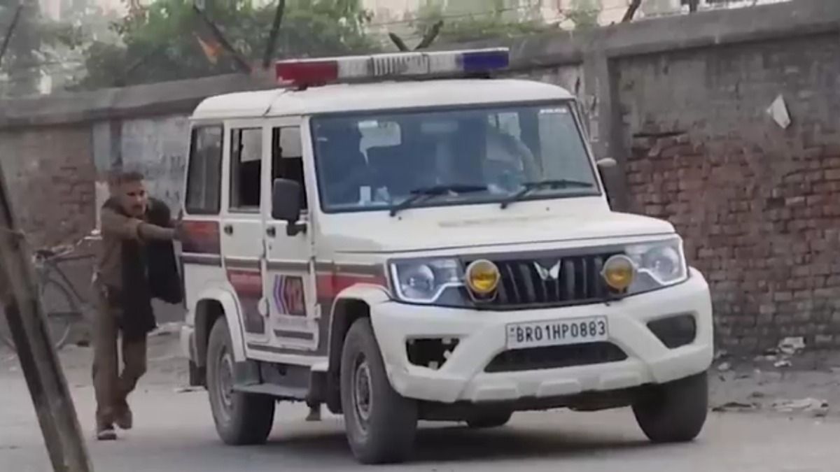 बिहार: आपात काल में तत्काल सेवा देने वाली डायल 112 के साथ ये क्या कर रही है पुलिस? वीडियो हुआ वायरल बिहार पुलिस की डायल 112 गाड़ी को धक्का देते पुलिसकर्मी, वीडियो वायरल