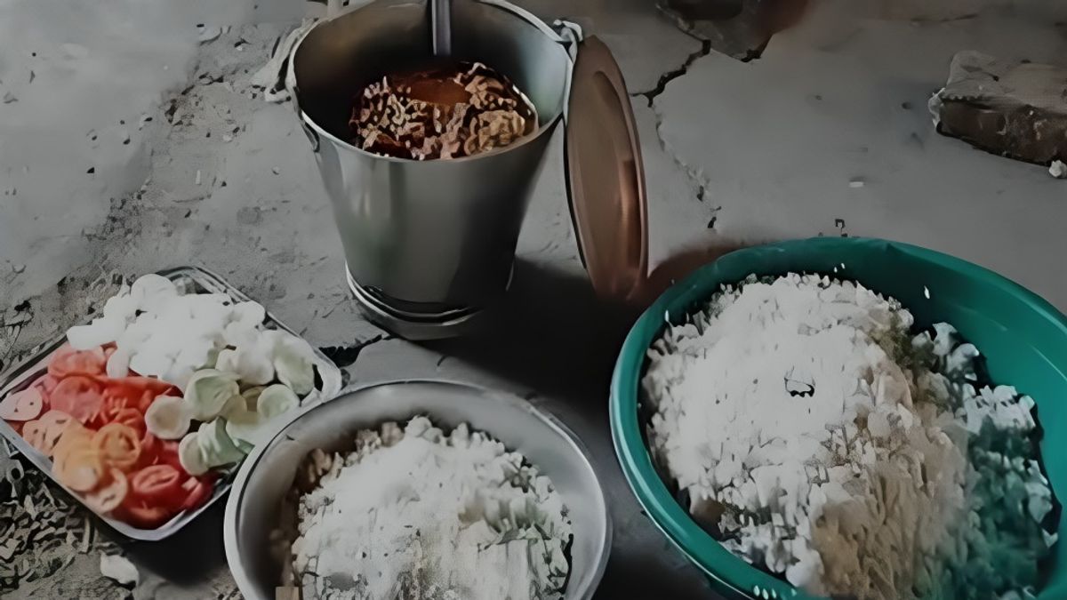 बिहार के सरकारी स्कूल में चिकन पार्टी कर रहे थे 11 टीचर...एक व्यक्ति ने पहुंचकर मजा बिगाड़ा, अब पछता रहे सभी मास्टरजी Bihar Chicken Party Controversy: कैमूर के सरकारी स्कूल में मुर्गा पार्टी का वीडियो वायरल, 11 शिक्षक सस्पेंड