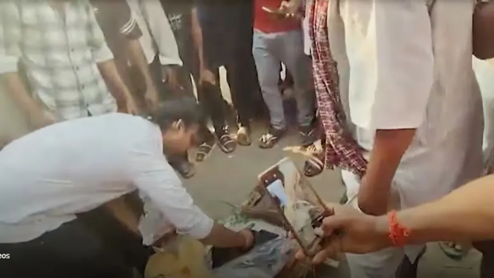 "महराजगंज में युवती की अर्थी पर सिंदूर भरकर की गई शादी की दिल दहला देने वाली तस्वीर"