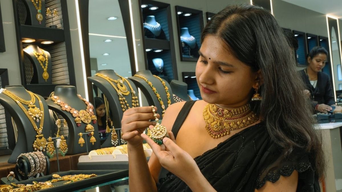 gold silver price today: लखटकिया होने से पहले गिरा सोने का भाव, चांदी और उछली gold price today, silver price today, gold silver latest rate, IBJA gold rate, gold 1 lakh price, silver all time high, gold silver investment 2025