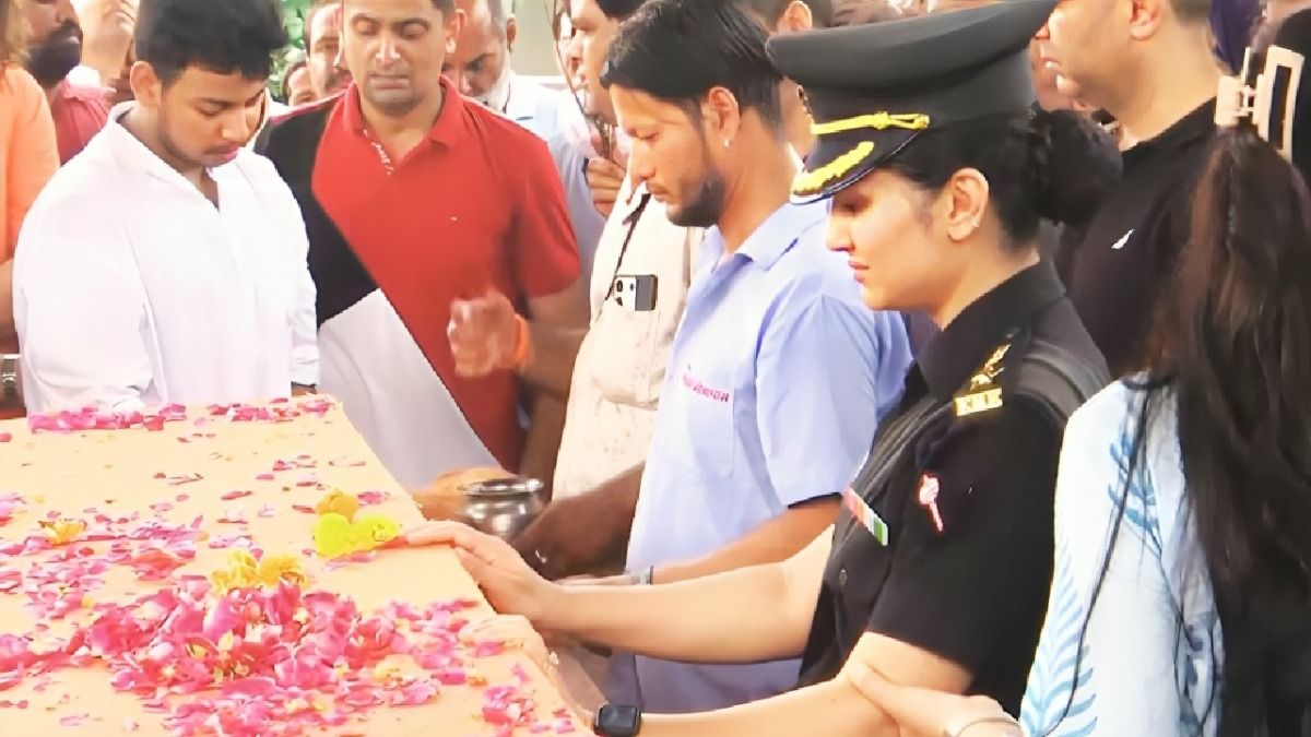 जयपुर: अंगूठी और घड़ी से हुई पायलट राजवीर सिंह की पहचान, अंतिम संस्कार में पहुंचीं पत्नी लेफ्टिनेंट कर्नल दीपिका चौहान Helicopter crash Kedarnath, Army pilot martyr, Rajveer Singh Chouhan death, wife in uniform farewell, लेफ्टिनेंट कर्नल राजवीर सिंह चौहान