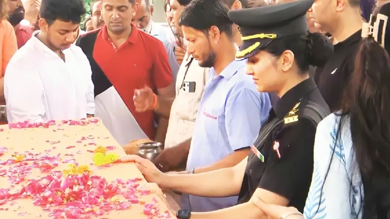जयपुर: अंगूठी और घड़ी से हुई पायलट राजवीर सिंह की पहचान, अंतिम संस्कार में पहुंचीं पत्नी लेफ्टिनेंट कर्नल दीपिका चौहान Helicopter crash Kedarnath, Army pilot martyr, Rajveer Singh Chouhan death, wife in uniform farewell, लेफ्टिनेंट कर्नल राजवीर सिंह चौहान