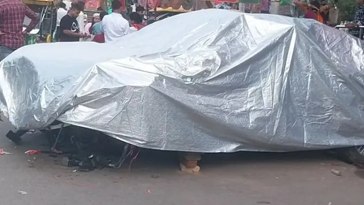 दिल्ली में ऑडी कार की बाइक सवार परिवार को टक्कर का दृश्य