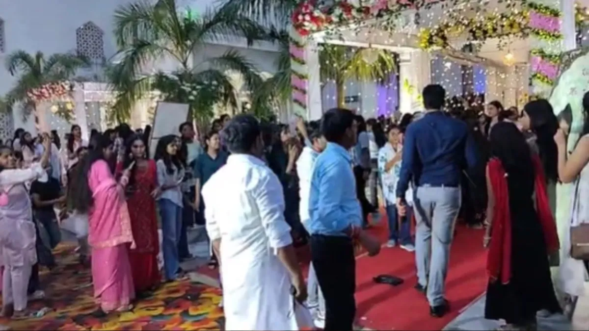 पटना में खान सर की रिसेप्शन पार्टी में 151 व्यंजनों के बीच छात्राओं की भीड़