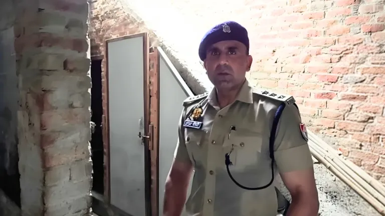 संभल में स्कूल के अंदर क्या हो रहा था? CO अनुज चौधरी ने दरवाजा खुलवाया तो नजारा देख सब रह गए हैरान! Sambhal CO Anuj Chaudhary News