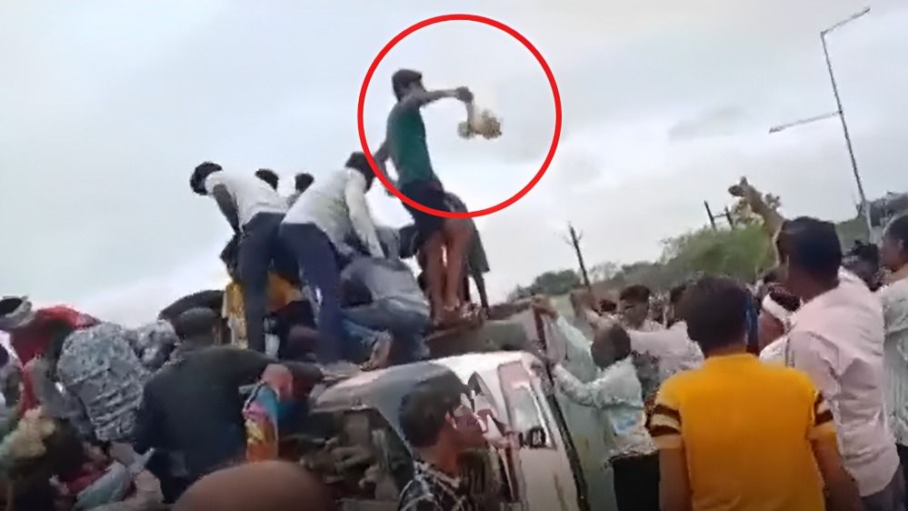 छत्तीसगढ़ में पलटी पिकअप से मुर्गियों की लूट का वायरल वीडियो