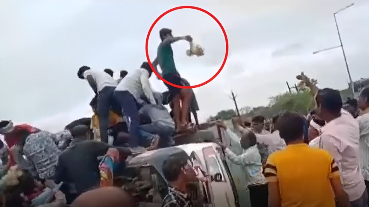 छत्तीसगढ़ में मुर्गियों से भरा पिकअप वाहन पलटा, फिर लोगों ने किया कुछ ऐसा कि अब हो रहा वायरल छत्तीसगढ़ में पलटी पिकअप से मुर्गियों की लूट का वायरल वीडियो