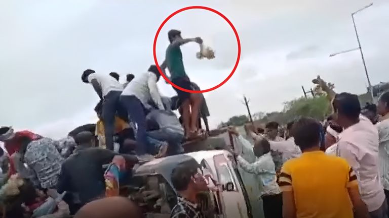 छत्तीसगढ़ में मुर्गियों से भरा पिकअप वाहन पलटा, फिर लोगों ने किया कुछ ऐसा कि अब हो रहा वायरल छत्तीसगढ़ में पलटी पिकअप से मुर्गियों की लूट का वायरल वीडियो