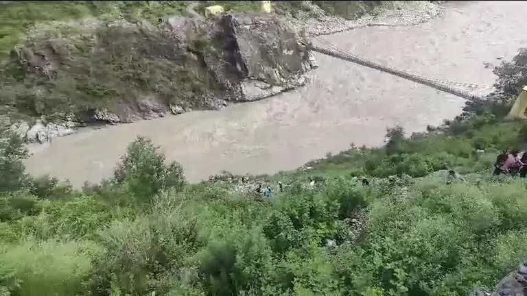 उत्तराखंड: बद्रीनाथ हाईवे पर बड़ा हादसा, 18 यात्रियों से भरी बस अलकनंदा नदी में गिरी Badrinath Highway Accident