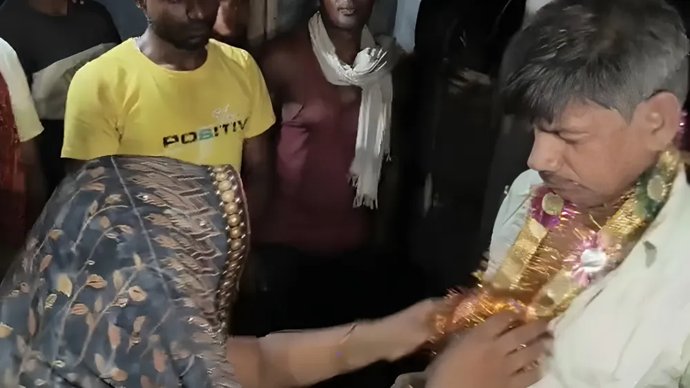 बिहार में महिला के साथ पकड़े गए स्कूल प्रिंसिपल की वायरल वीडियो की तस्वीर