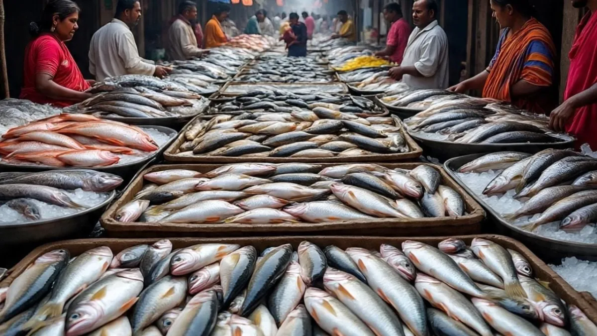 मछली पालन तालाब में किसान, सरकारी योजना का लाभ लेते हुए