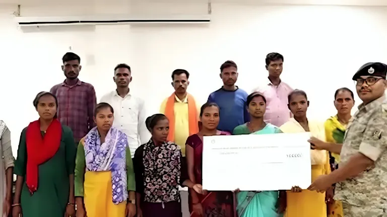 बीजापुर में 13 इनामी नक्सलियों का सरेंडर, छत्तीसगढ़ में नक्सलवाद के खिलाफ बड़ी जीत बीजापुर में आत्मसमर्पण करते नक्सली