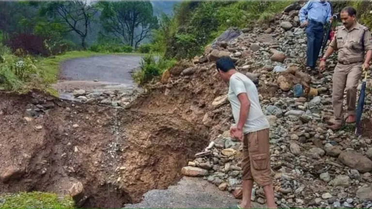 उत्तराखंड में कुदरत का कहर: मौसम विभाग ने जारी किया भारी बारिश का रेड अलर्ट, रोकी गई चार धाम यात्रा Kedarnath Yatra route landslide