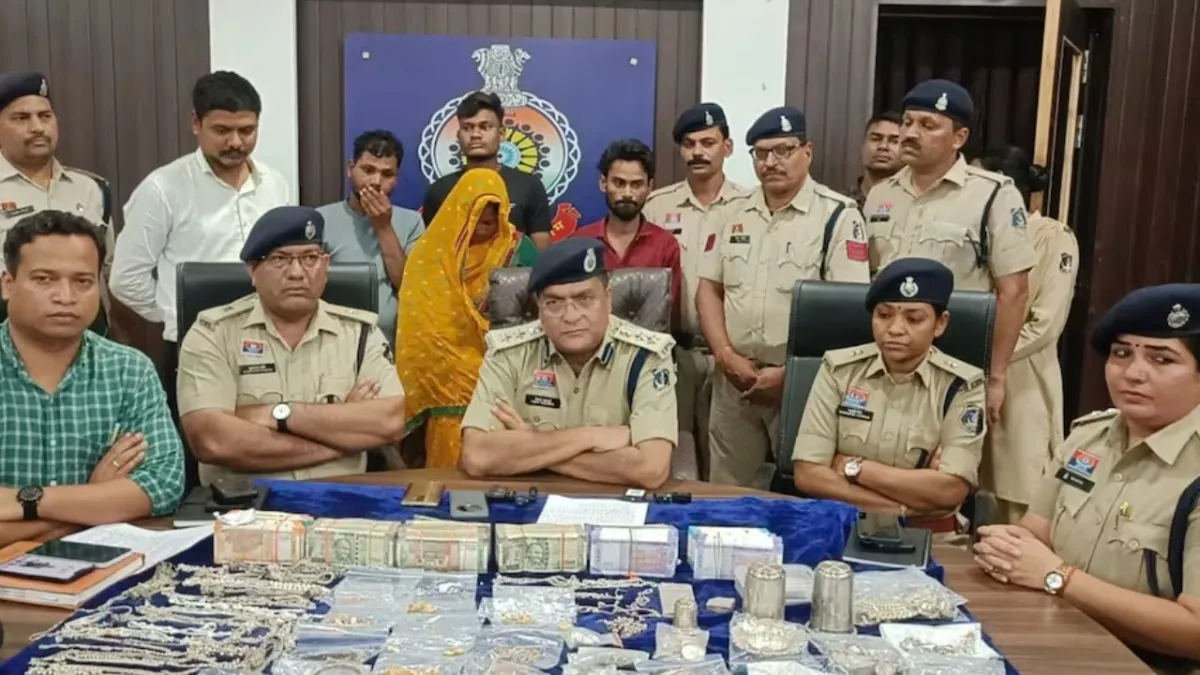 छत्तीसगढ़ के दुर्ग में पुलिस ने जमीन में गड़ा चोरी का माल बरामद किया, साथ में आरोपी खड़े