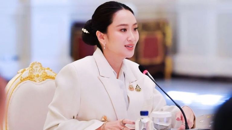 Thailand PM Suspended: थाईलैंड की 38 साल की PM ने कंबोडियाई नेता को कहा 'अंकल', हो गया बवाल Thailand PM suspended, Paetongtarn Shinawatra suspended, Thailand Cambodia border dispute, Thai politics crisis, leaked call controversy